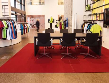 rødt, rektangulært filttæppe i showroom